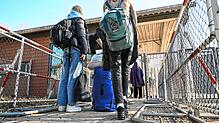 Flüchtlinge aus der Ukraine warten an der Hauptpforte der Landeserstaufnahmeeinrichtung (LEA) in Sigmaringen (Aufnahme vom März 2022), ...