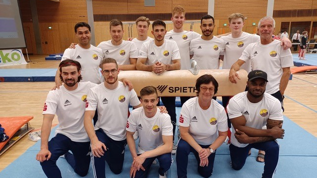 Das Singener Turnteam: (vordere Reihe, von links) Matthias Mayer, Volker Wiechert, Daniel Popescu (Trainer und Turner), Johanna Wagner ...