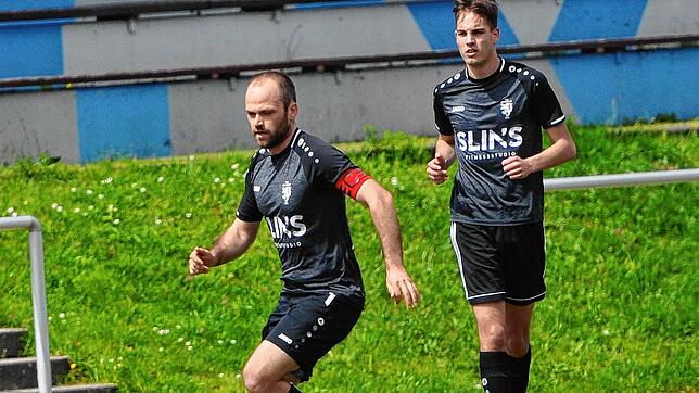 Niklas Bernhart (links) erwartet mit seinem Team den Titelkandidaten FV Möhringen.