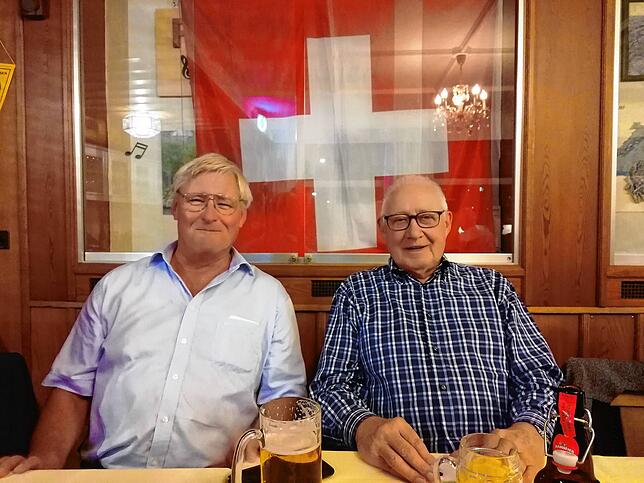 Zwei SVP-Anhänger sitzen im Gasthof &bdquo;Rössli&ldquo; in Beckenried.
