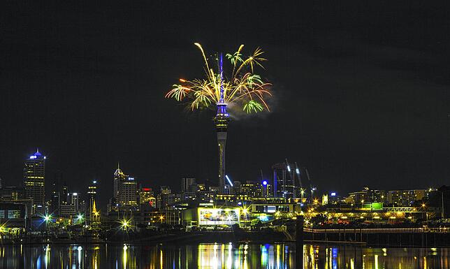 Silvesterfeuerwerk am Auckland Sky Tower.
