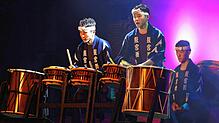Im Takt trommeln die beiden Performer der Gruppe &bdquo;Kokubu&ldquo; auf unterschiedlich großen Taiko-Trommeln.