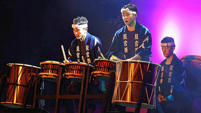 Im Takt trommeln die beiden Performer der Gruppe &bdquo;Kokubu&ldquo; auf unterschiedlich großen Taiko-Trommeln.