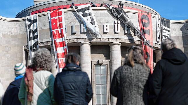 In Berlin demonstrieren Kulturschaffende gegen das drastische Sparprogramm des Senats.