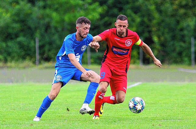 Auch vor vier Jahren im Dress des Hegauer FV: Kevin Kohler (links) im Zweikampf mit Dimitri Bärwald (FC Bad Dürrheim).