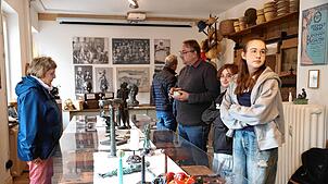 Kleinere Werke des im Jahr 2011 verstorbenen Schonacher Künstlers Klaus Ringwald zeigt die Strohmanufactur, darunter die Larve des ...