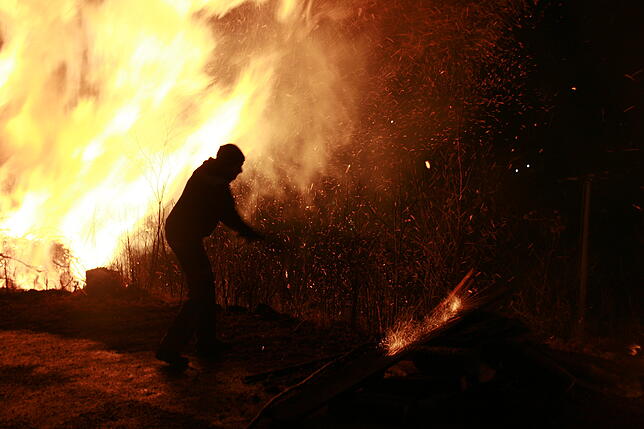 Mit Feuer: Beim Scheibenschlagen in Schwaningen sprühen die Funken. Bild: Johannes Renner