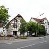 Der Gasthof Linde in Wollmatingen (rechts) sowie das angrenzende Fachwerkhaus sollen abgerissen werden.