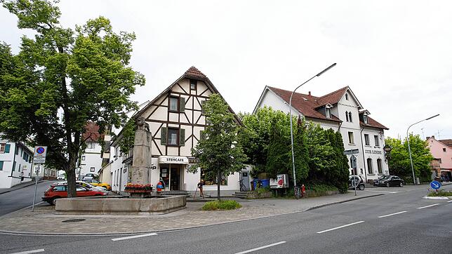 Der Gasthof Linde in Wollmatingen (rechts) sowie das angrenzende Fachwerkhaus sollen abgerissen werden.