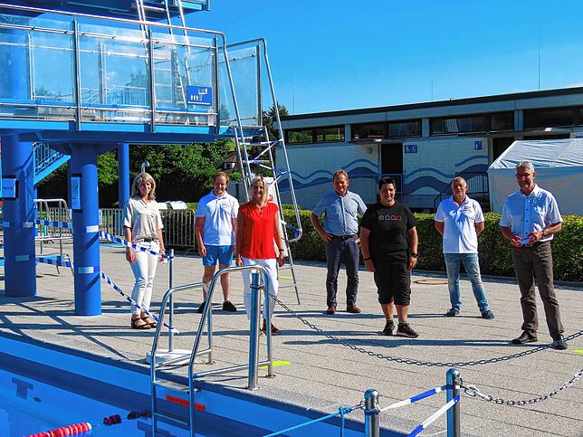 Das Konzept für die Öffnung vom Parkbad steht (von rechts): Bürgermeister Michael Thater, die Schwimmbadmeister Gerd Tscheulin und Susi ...