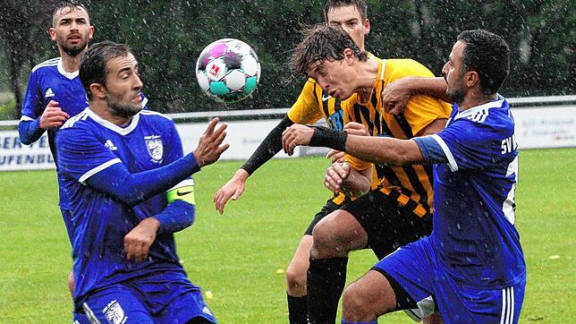Mitten durch: Zeno Zanotti will sich beim 1:3 des SV Nöggenschwiel zwischen den Murgern Mehmet Yilmaz (links) und Bilal Sevda (rechts) ...