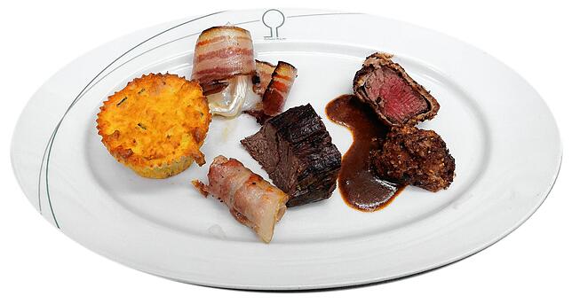 Hauptgang: Steaks von Hirsch- und Wildschweinfilet mit Kartoffel-Muffins und Lebkuchensoße von Markus Waibel und Andreas Schuler (2016)