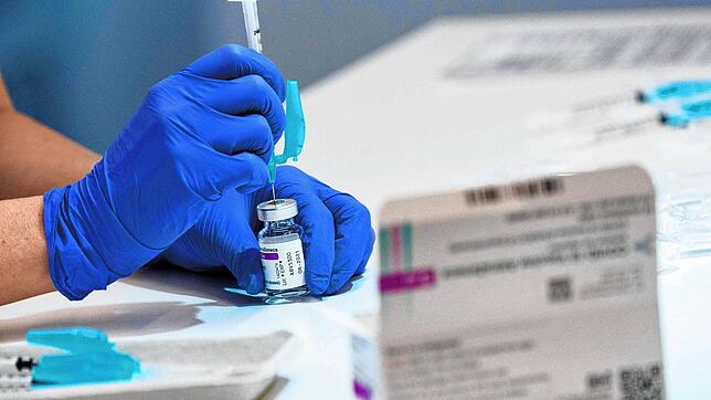 Eine Impfung mit Astrazeneca wird vorbereitet.