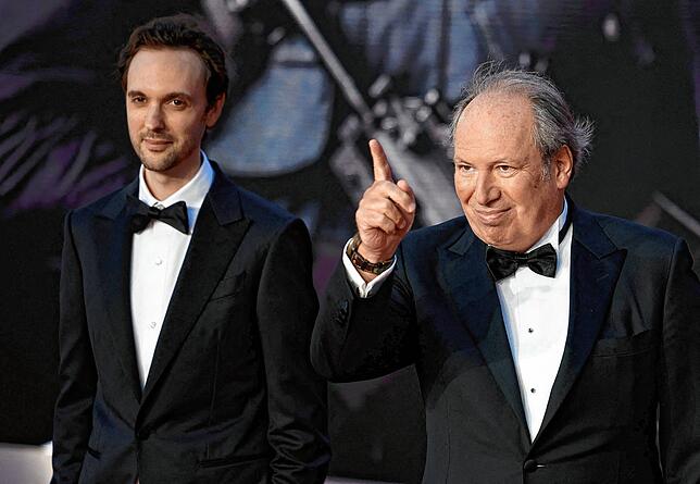 Der deutsche Filmkomponist Hans Zimmer (R) posiert auf dem roten Teppich, nachdem er zur Weltpremiere des James Bond 007-Films „No ...