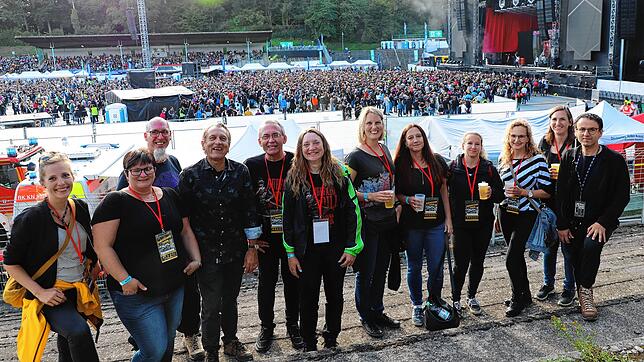 Backstage bei den Ärzten (von links): Franziska Schicht vom SÜDKURIER, Christina und Jan Raffael, Dieter Bös (Veranstalter), Daniel und ...
