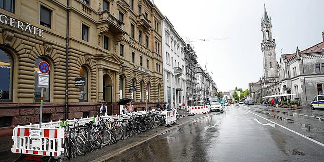 Bis zum 7. Juli müssen die Fahrräder, die auf der linken Seite des Bahnhofplatzes (Foto) zwischen Lago und Bahnhofstraße parken, ...