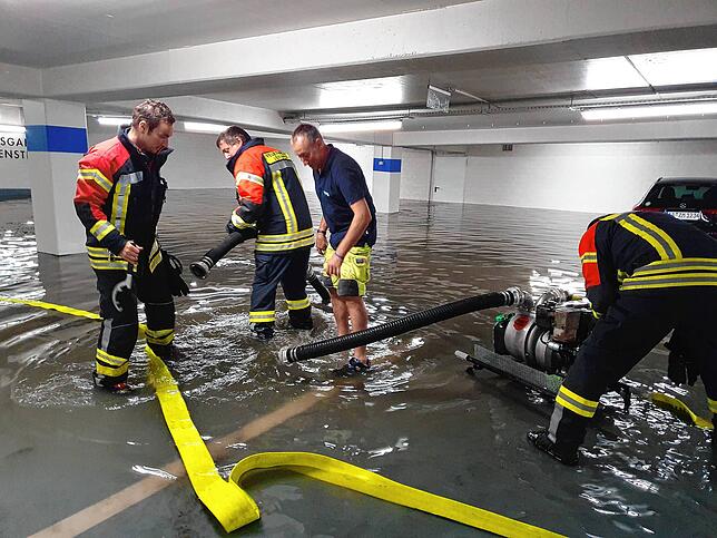 Anfang September 2024: Knöcheltief standen die Feuerwehrmänner im Wasser und montierten die Rohre einer Pumpe. Das Bild entstand im ...