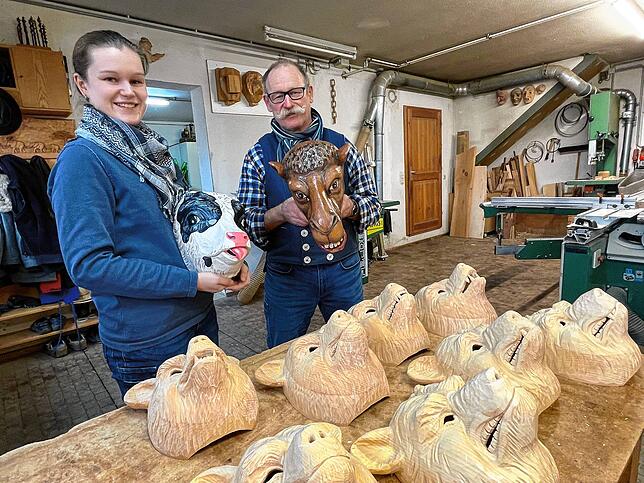 Tochter Rosa Häuptle mit ihrer Kälble-Maske und Vater Hans-Georg Benz mit einer Konstanzer Kamelia-Larve.