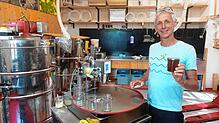 Werner Früh produziert gemeinsam mit Petra Müssig bio-zertifizierten Honig in Konstanz. Die beiden nennen ihre Imkerei Bienen-Freunde.