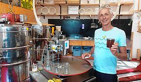 Werner Früh produziert gemeinsam mit Petra Müssig bio-zertifizierten Honig in Konstanz. Die beiden nennen ihre Imkerei Bienen-Freunde.