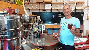 Werner Früh produziert gemeinsam mit Petra Müssig bio-zertifizierten Honig in Konstanz. Die beiden nennen ihre Imkerei Bienen-Freunde.