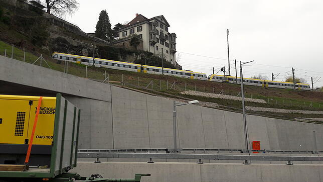 Gut zu erkennen: Im Bereich des östlichen Tunnelportals unterquert der Galgenbucktunnel den Bahntunnel.