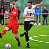Fairplay-Geste: Kapitän Marco Weimann (links) vom FC Wallbach bewahrte seinen Gegenspieler Bastian Eschbach vor einem Platzverweis. Nach ...