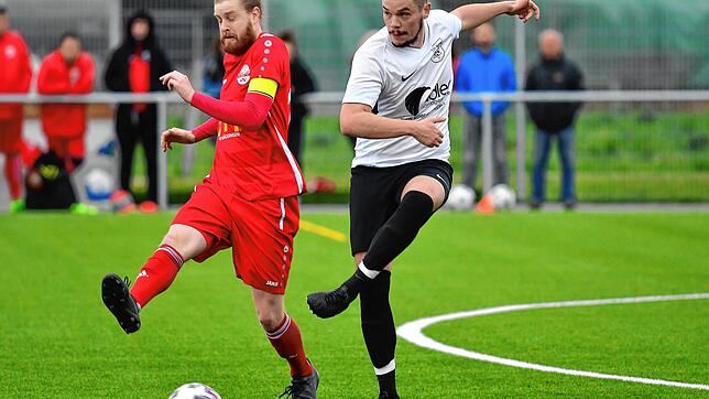 Fairplay-Geste: Kapitän Marco Weimann (links) vom FC Wallbach bewahrte seinen Gegenspieler Bastian Eschbach vor einem Platzverweis. Nach ...
