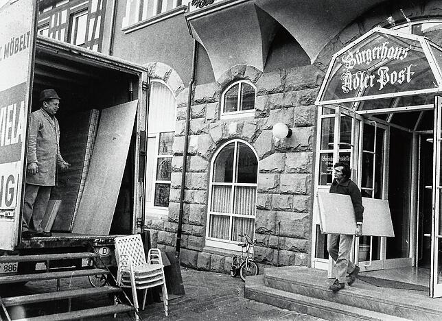 Das ehemalige Hotel Adler Post wurde Anfang der 1980er-Jahre zum Bürgerhaus umgebaut. 1984 als dieses Bild entstanden ist, waren die ...