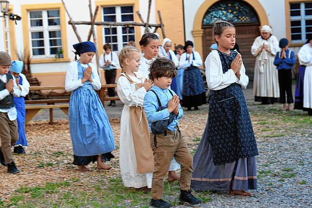 Die Kinder tragen deutlich zur zauberhaften Stimmung des Schauspiels bei.