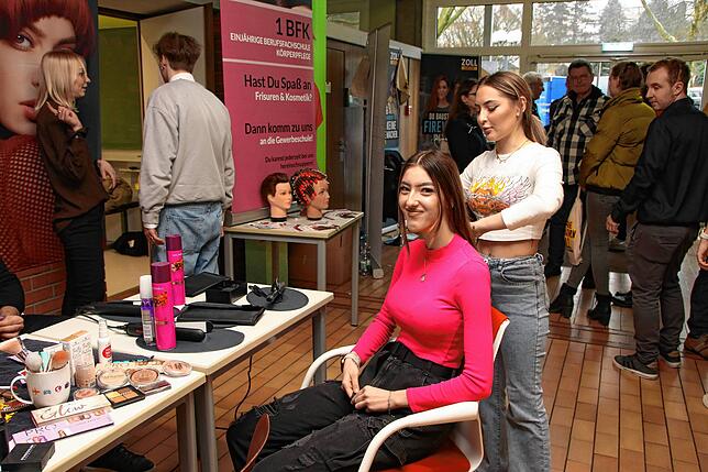 Am Stand der Friseure durfte man sich verschönern lassen. Aber auch anderen Aussteller gaben einen Einblick in den beruflichen und ...