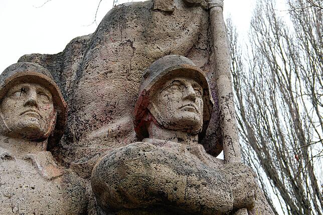 Das Kriegerdenkmal am Radolfzeller Luisenplatz ist in der Vergangenheit auch immer wieder mit Farbe beschmiert worden. Zu der Tat hatte ...