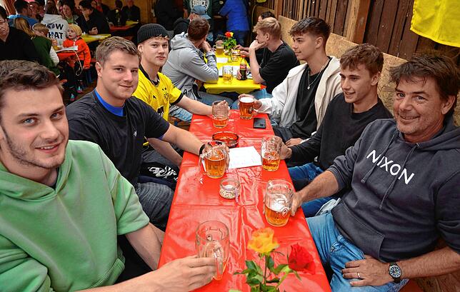 Gute Laune herrscht in der Hugeloh-Waldklause.