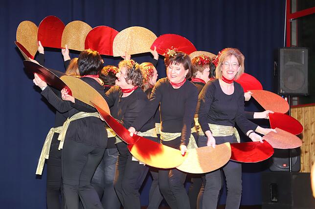 „Schwarz-Rot-Gold“ nannte sich der Tanz der Musikantenfrauen bei den Bunten Abenden des Narrenvereins und des Musikvereins ...