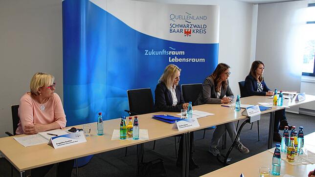 Immer Abstand halten: Angelika Sautter (Ordnungsamt, von links), Sandra Adams (Pressesprecherin des Schwarzwald-Baar Klinikums), Heike ...