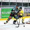 Andrew Kozek (links) traf im vierten Spiel gegen die Tölzer Löwen doppelt für die Ravensburg Towerstars. Bild: Kim Enderle