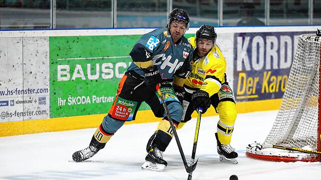 Andrew Kozek (links) traf im vierten Spiel gegen die Tölzer Löwen doppelt für die Ravensburg Towerstars. Bild: Kim Enderle