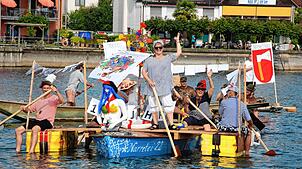 Gegen 17 Uhr starten am Samstag beim Uhldinger Hafenfest die Boote der Schrottregatta, hier das vorjährige Siegerboot des Elferrates der ...
