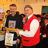 Das verrückte Huhn, die Erste Beigeordnete Petra Dorfmeister, und ihr Hühnerversteher, OB Martin Gruner, übergeben den Tiengener ...