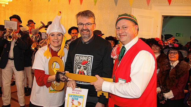 Das verrückte Huhn, die Erste Beigeordnete Petra Dorfmeister, und ihr Hühnerversteher, OB Martin Gruner, übergeben den Tiengener ...