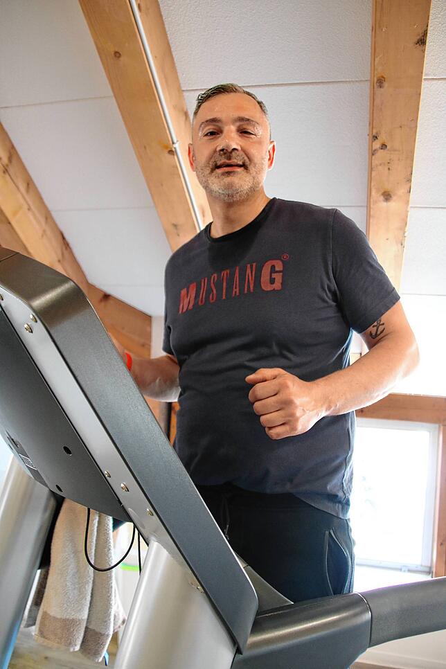Daniele Barone, 41 Jahre, trainiert im Clever fit-Studio in Donaueschingen: „Eineinhalb Stunden laufen, danach 30 Minuten Kraft. ...