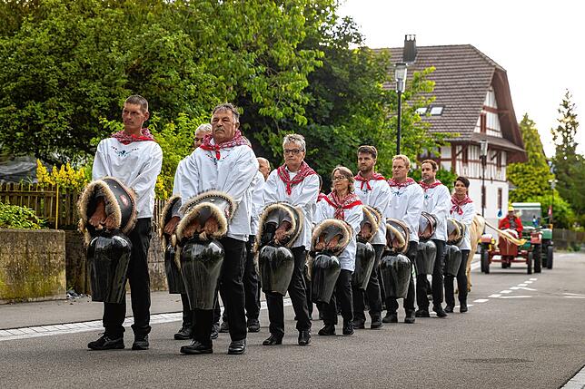 Die Trychler-Gruppe Rottenschwil, einem Nachbarort von Berikon, zeigen bei einem Umzug am 29. Juni 2021 in den Straßen von Berikon ihre ...