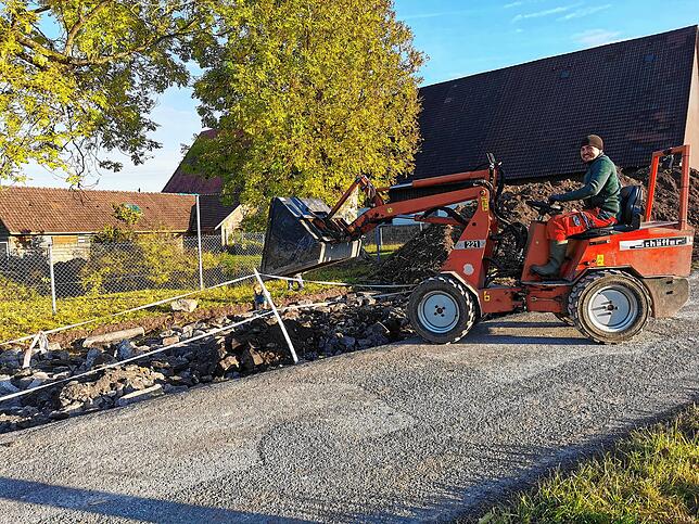 Christian Beyrle bei der Arbeit an der neuen Einrichtung. Im März 2022 soll der Bauernhof-Kindergarten offiziell seine Pforten öffnen.