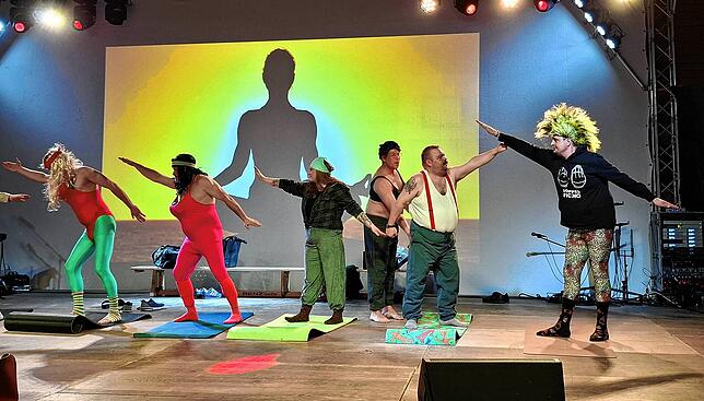 „Yoga zur Entspannung“ geriet zum Frontalangriff auf die Lachmuskeln des Publikums