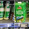 Kleiner Triumph im Supermarkt: die Vollmilch vom gleichen Hersteller ist in Glas abgefüllt günstiger als in der Plastikverpackung.