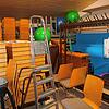 Vollgestopft mit dem Hallenmobiliar und den Utensilien der Vereine ist der an die Oberalpfener Halle anliegende Geräteraum. Dringend ...