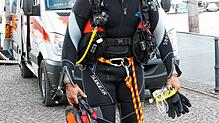 Der 32-jährige DLRG-Rettungstaucher Marc Hagen traf unter Wasser im Konstanzer Hafenbecken wichtige Vorbereitungen für die ...