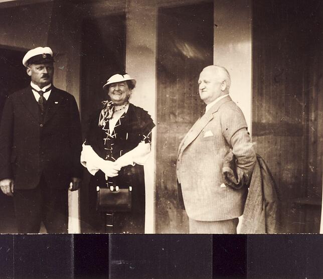 Eröffnung am 3. Juni 1934: Bürgermeister Karl Moll (links) mit Kreditgeber Hermann Schwer und dessen Frau.