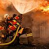 Ein Angriffstrupp mit Atemschutz bekämpft ein Feuer &ndash; in der Realität könnten Fotografinnen und Fotografen so eine Aufnahme nur ...