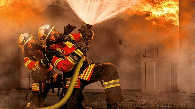 Ein Angriffstrupp mit Atemschutz bekämpft ein Feuer &ndash; in der Realität könnten Fotografinnen und Fotografen so eine Aufnahme nur ...